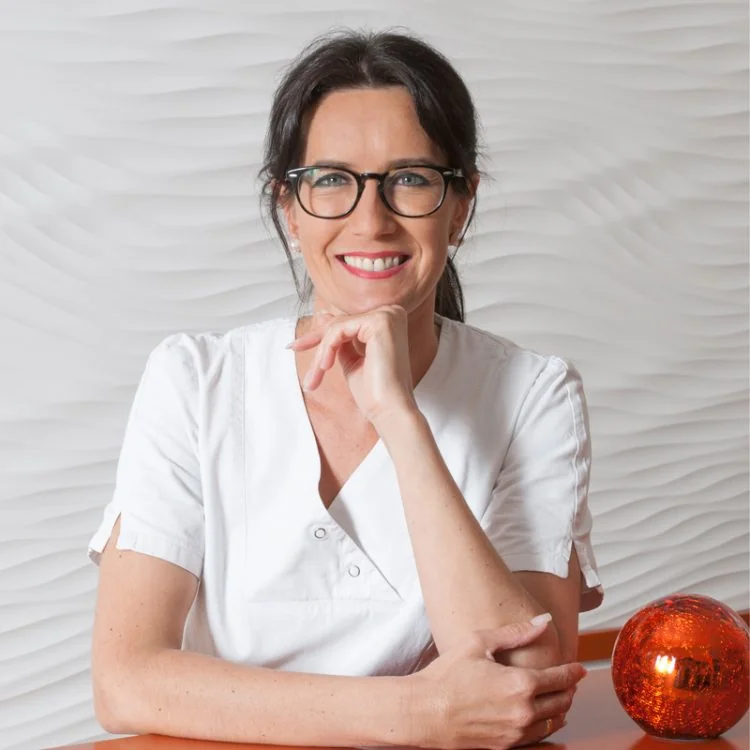 Zahnärztin Dr. Daniela Kröpfl in ihrer Ordination